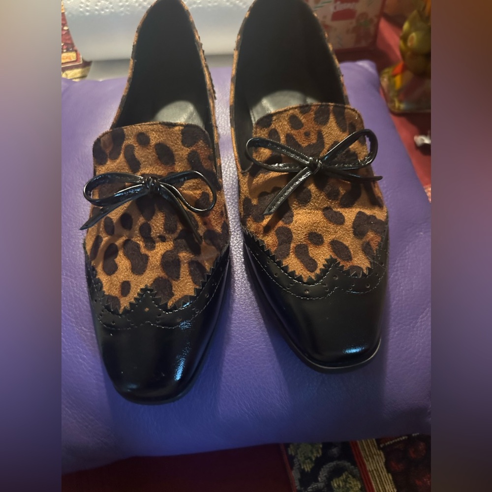 Moccasins With Leopard Print And Wing Tip Detail and Bow Decoration.